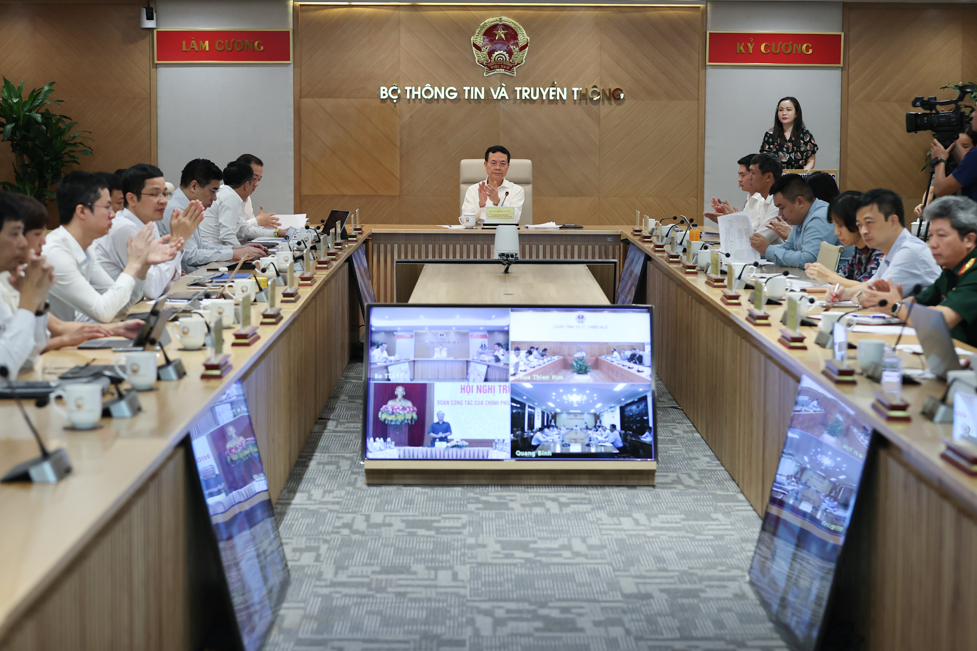 Đoàn công tác Chính phủ do Bộ trưởng Nguyễn Mạnh Hùng làm Trưởng đoàn làm việc với UBND các tỉnh Quảng Bình, Quảng Trị và Thừa Thiên Huế- Ảnh 4.
