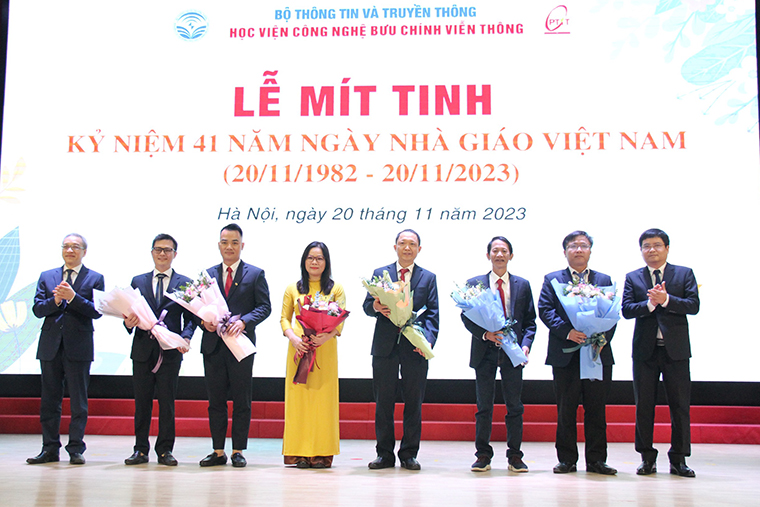 Học viện Công nghệ Bưu chính Viễn thông mít-tinh kỷ niệm 41 năm ngày Nhà giáo Việt Nam- Ảnh 3.