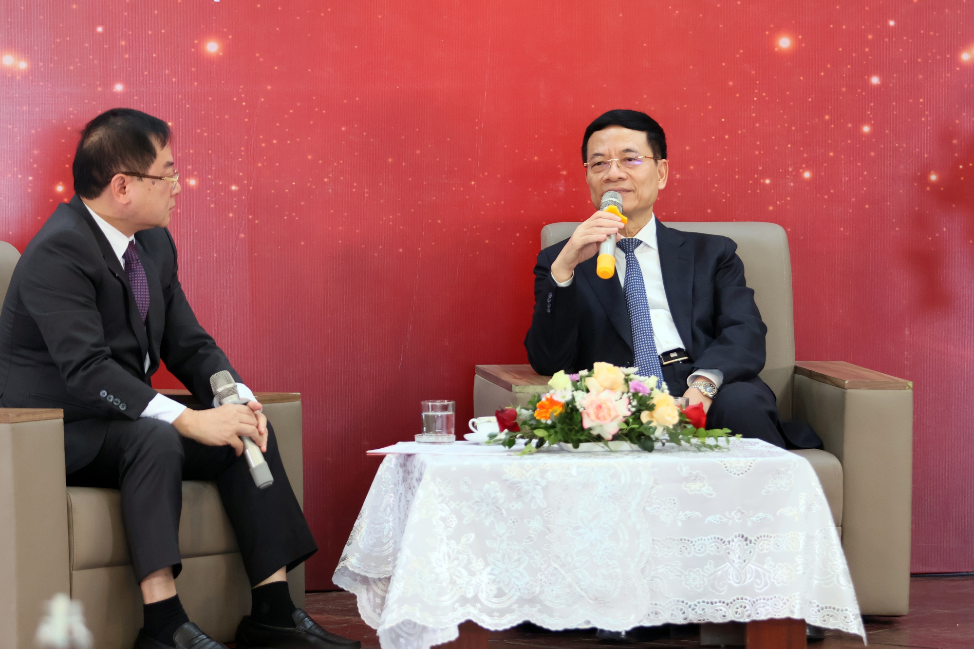 Bộ trưởng Nguyễn Mạnh Hùng trò chuyện, chia sẻ với lãnh đạo, phóng viên, biên tập viên báo Tiền phong- Ảnh 2.