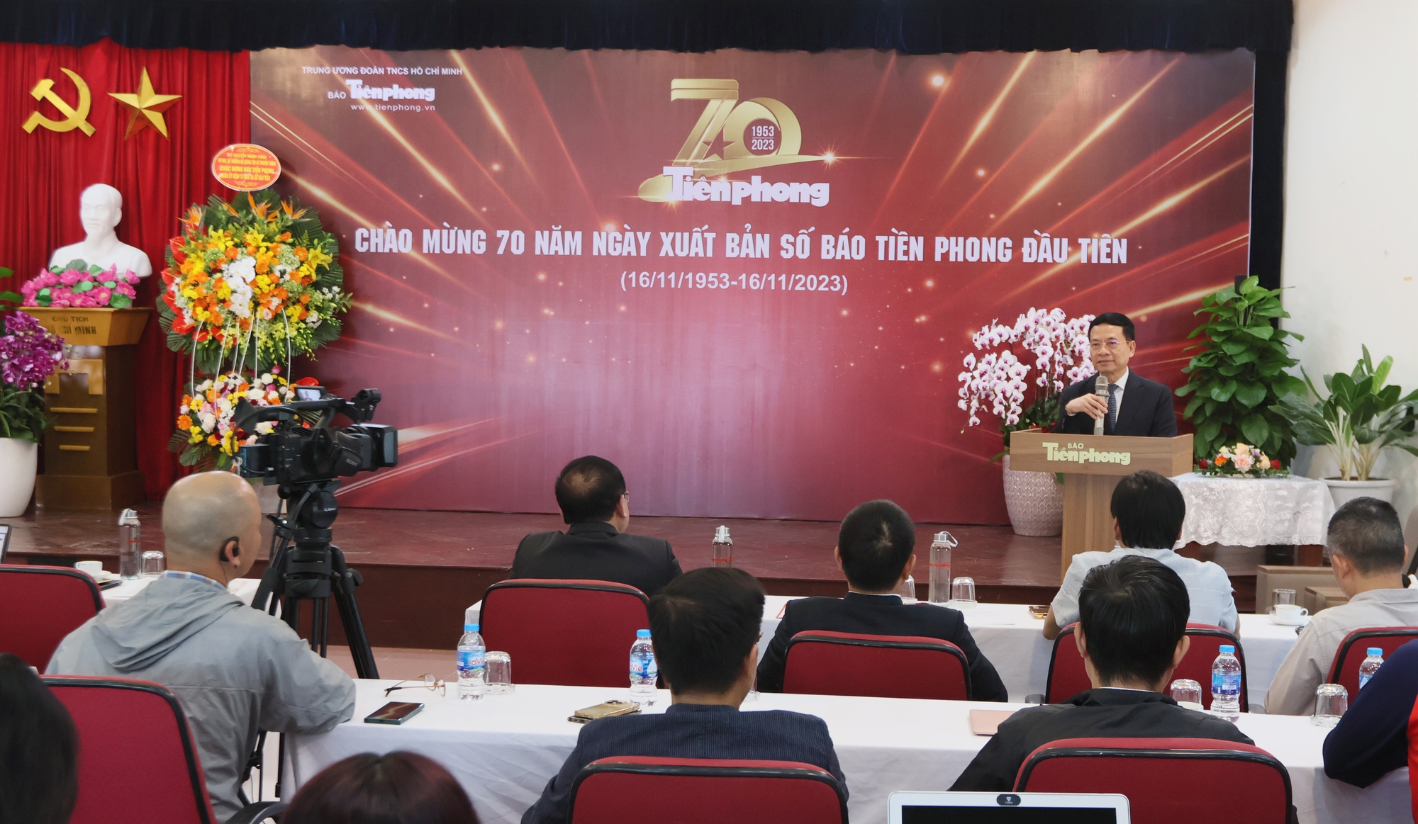 Bộ trưởng Nguyễn Mạnh Hùng trò chuyện, chia sẻ với lãnh đạo, phóng viên, biên tập viên báo Tiền phong- Ảnh 1.
