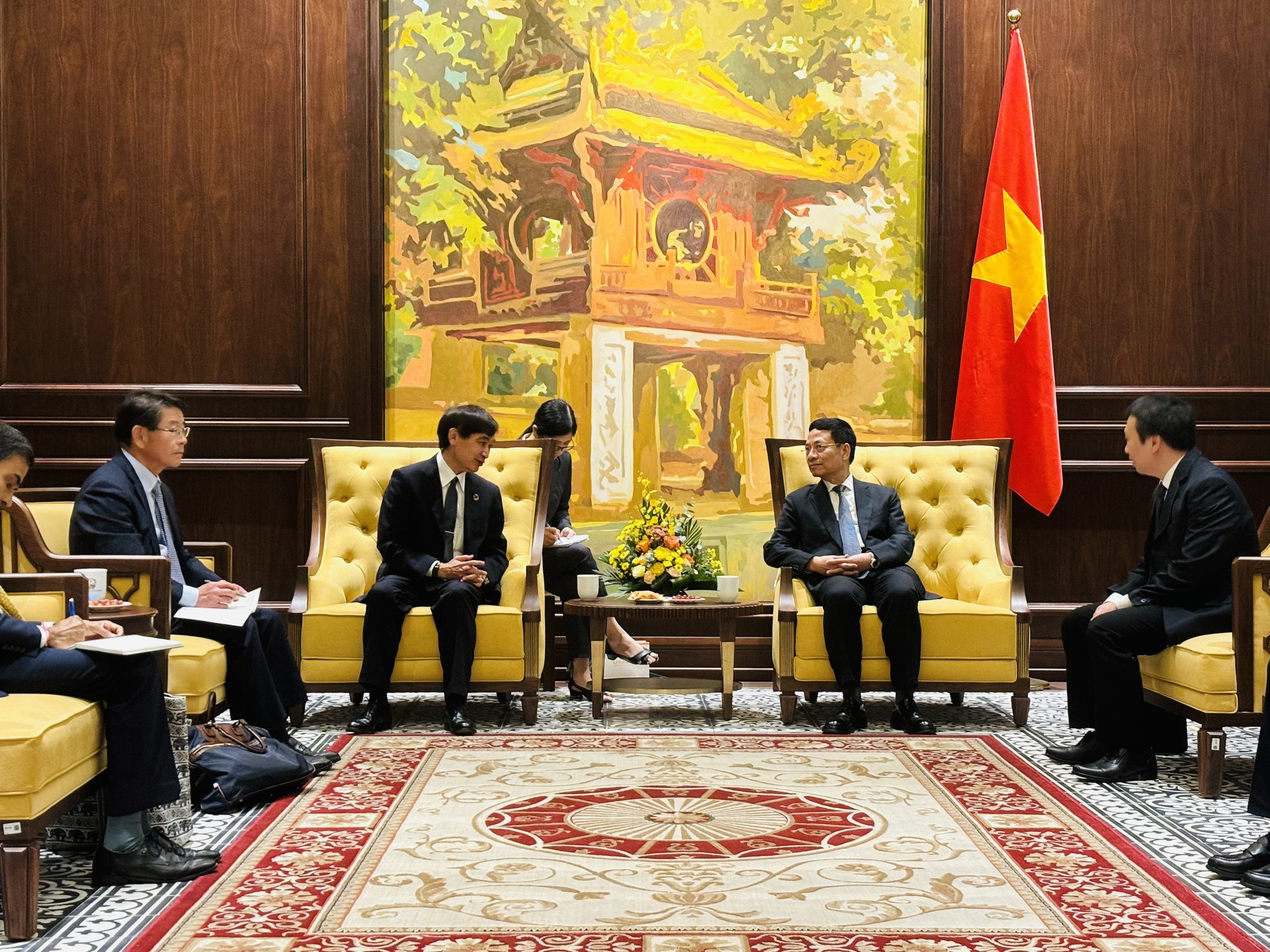 Bộ trưởng Nguyễn Mạnh Hùng tiếp và làm việc với Tổng Giám đốc UPU- Ảnh 1.