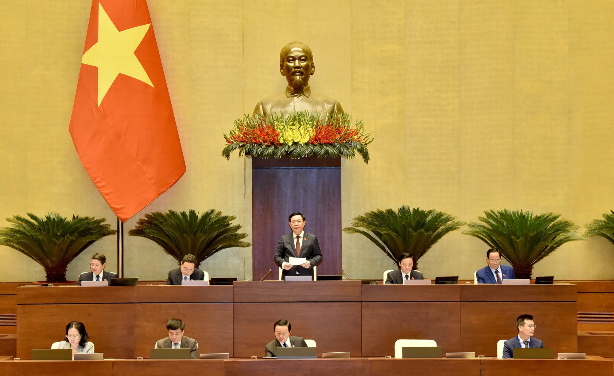 Bộ trưởng Nguyễn Mạnh Hùng trả lời chất vấn đại biểu Quốc hội - Ảnh 1.