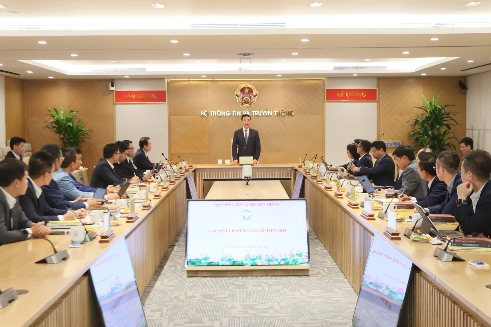 Bộ trưởng Nguyễn Mạnh Hùng gặp mặt các CEO của Viettel Global- Ảnh 2.