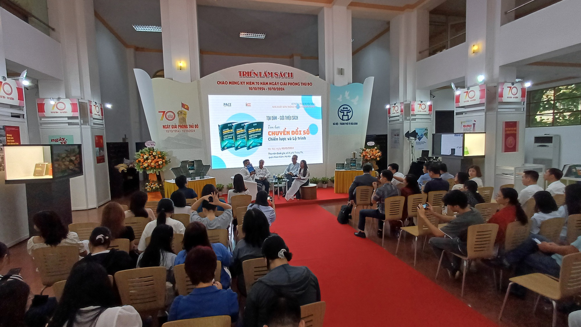 Seminar pengenalan buku: Ringkasan Transformasi Digital: Strategi & Peta Jalan - Foto 3. Tọa đàm giới thiệu cuốn sách: Tóm lược Chuyển đổi số: Chiến lược & Lộ trình- Ảnh 3.