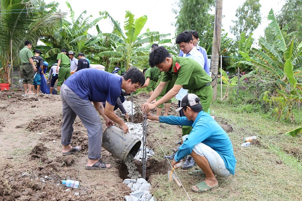 Hỗ trợ 70 hộ nghèo, gia đình chính sách xây dựng nhà Đại đoàn kết - Ảnh 1.
