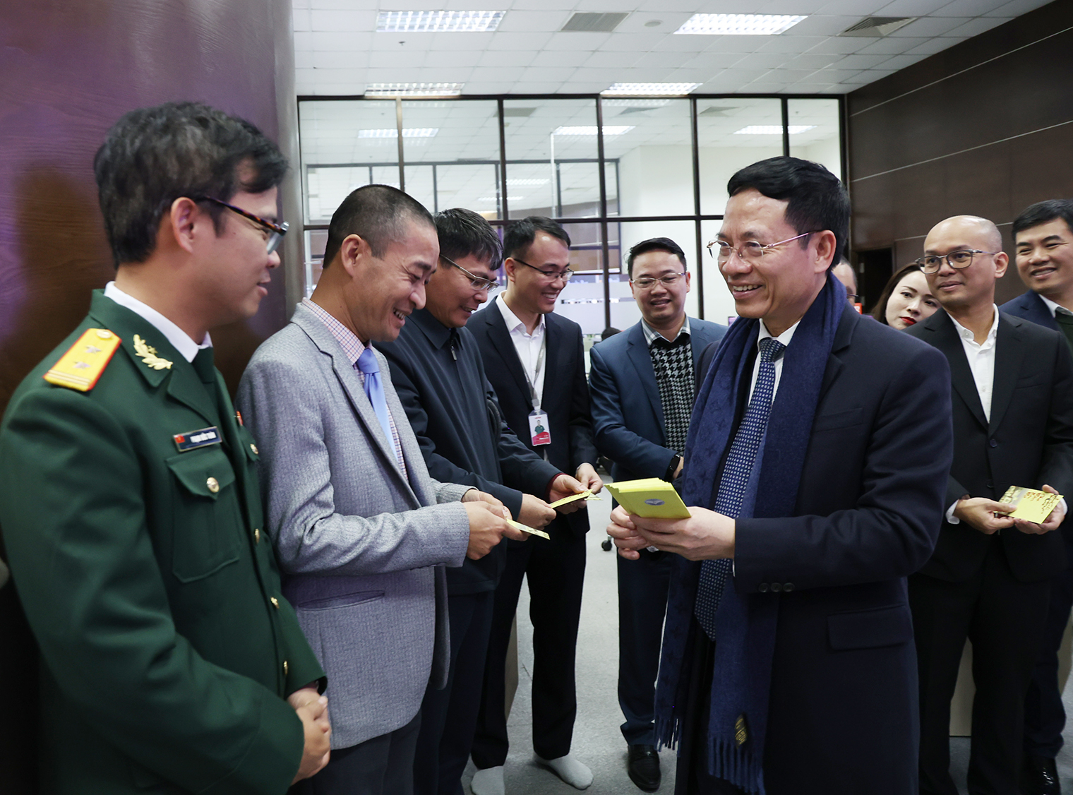 Đồng chí Nguyễn Mạnh Hùng, Ủy viên Trung ương Đảng, Bộ trưởng Bộ TT&TT thăm và chúc Tết một số đơn vị- Ảnh 7.