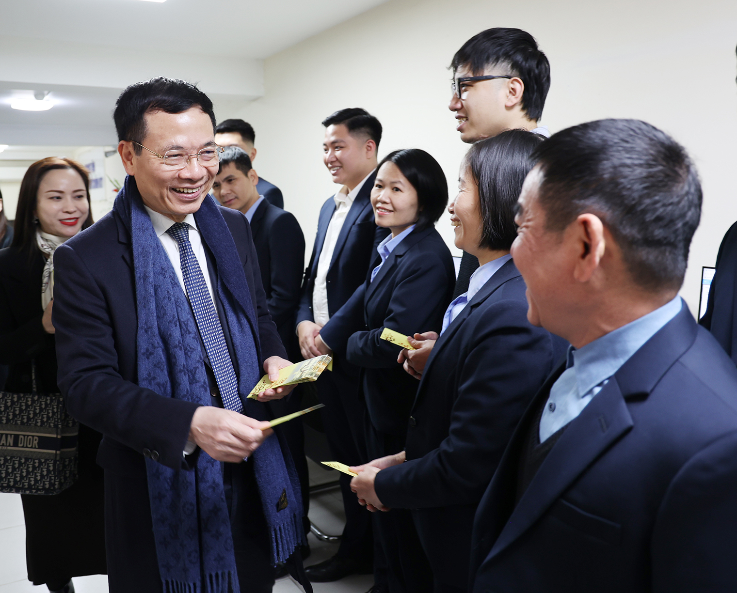 Đồng chí Nguyễn Mạnh Hùng, Ủy viên Trung ương Đảng, Bộ trưởng Bộ TT&TT thăm và chúc Tết một số đơn vị- Ảnh 2.
