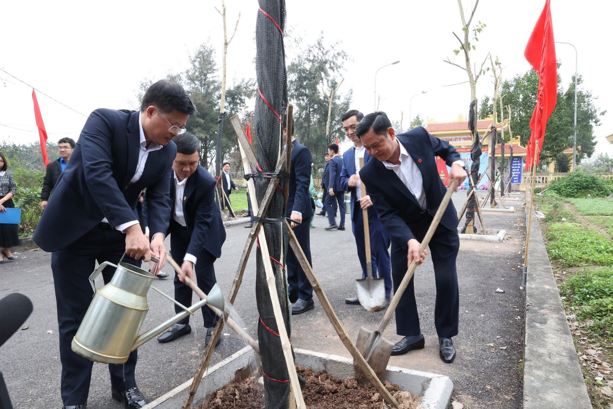 Ngành Thông tin và Truyền thông Bắc Ninh: Dâng hương tưởng nhớ các anh hùng liệt sỹ và phát động Tết trồng cây Xuân Giáp Thìn- Ảnh 2.
