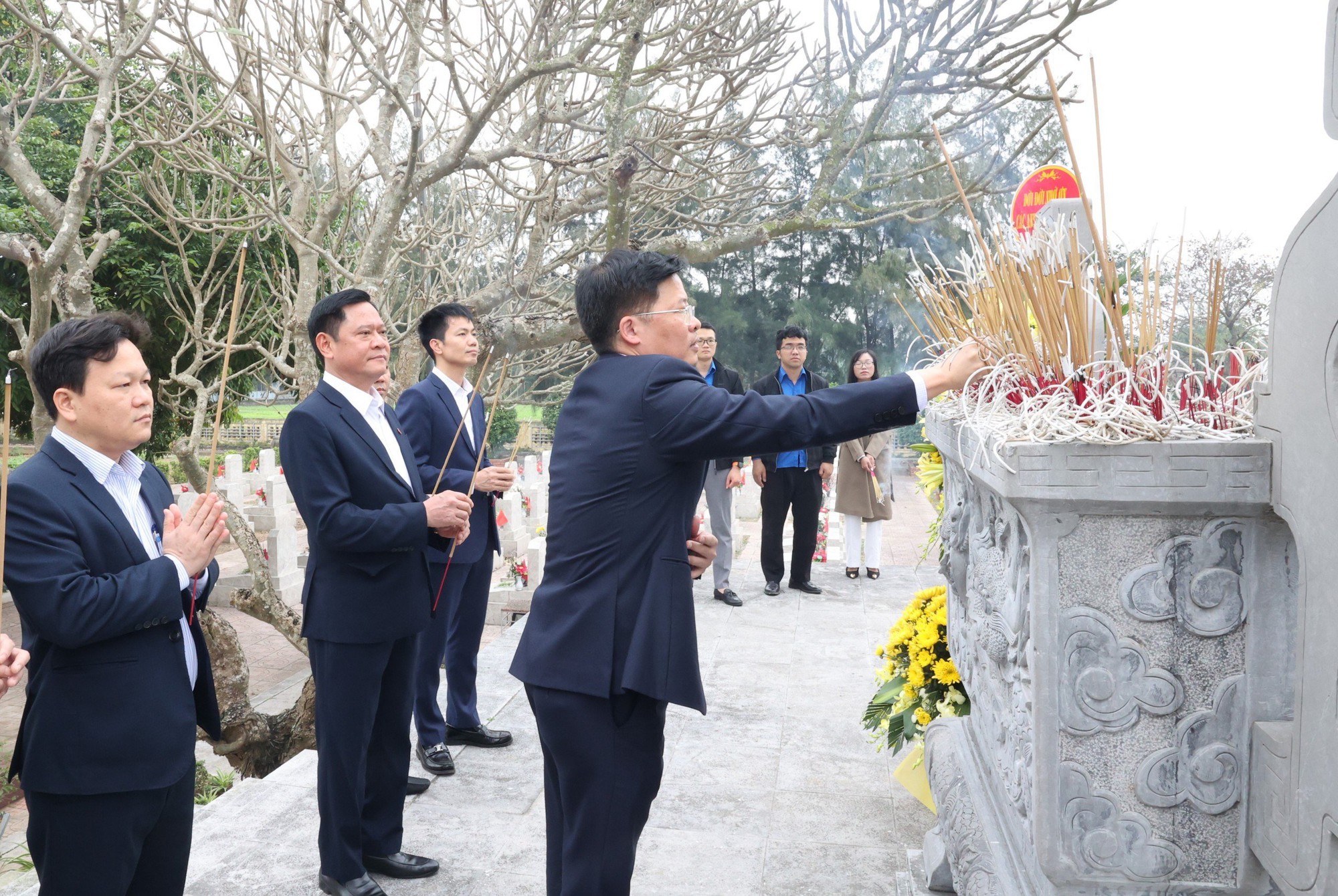 Ngành Thông tin và Truyền thông Bắc Ninh: Dâng hương tưởng nhớ các anh hùng liệt sỹ và phát động Tết trồng cây Xuân Giáp Thìn- Ảnh 1.