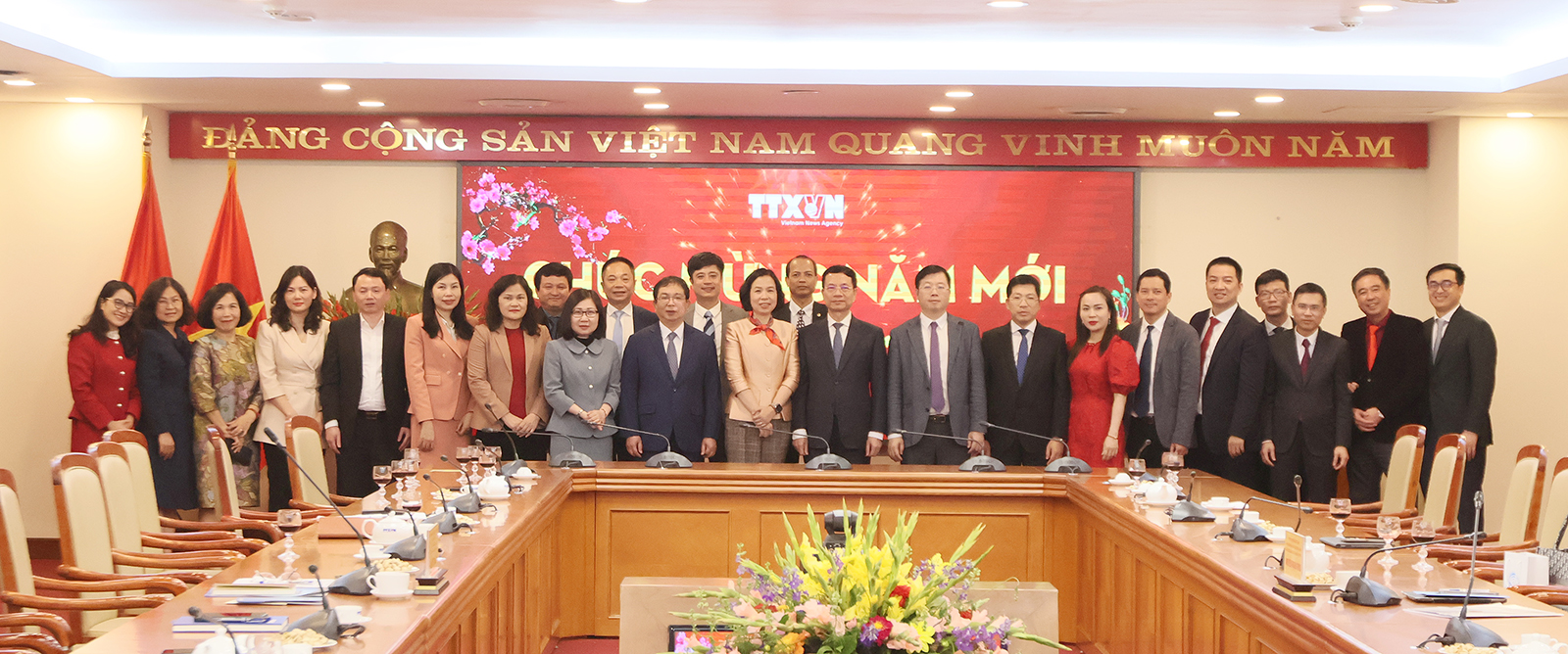 Bộ trưởng Nguyễn Mạnh Hùng chúc Tết, làm việc với TTXVN- Ảnh 1.
