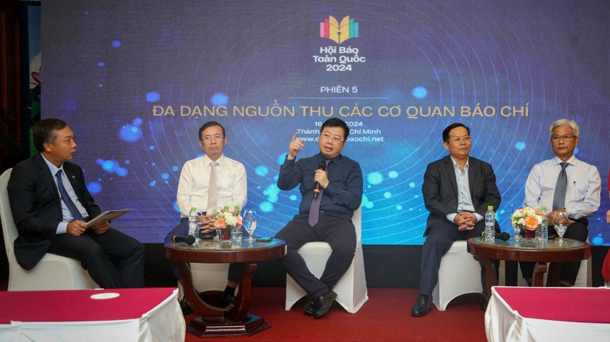Thứ trưởng Bộ TT&TT Nguyễn Thanh Lâm cùng các đại biểu thảo luận về giải pháp tăng nguồn thu của cơ quan báo chí.Ảnh: Nguyễn Huế