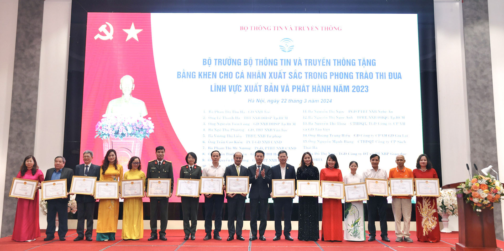Bộ trưởng Nguyễn Mạnh Hùng tặng bằng khen và cờ thi đua cho các cá nhân và đơn vị ngành xuất bản.