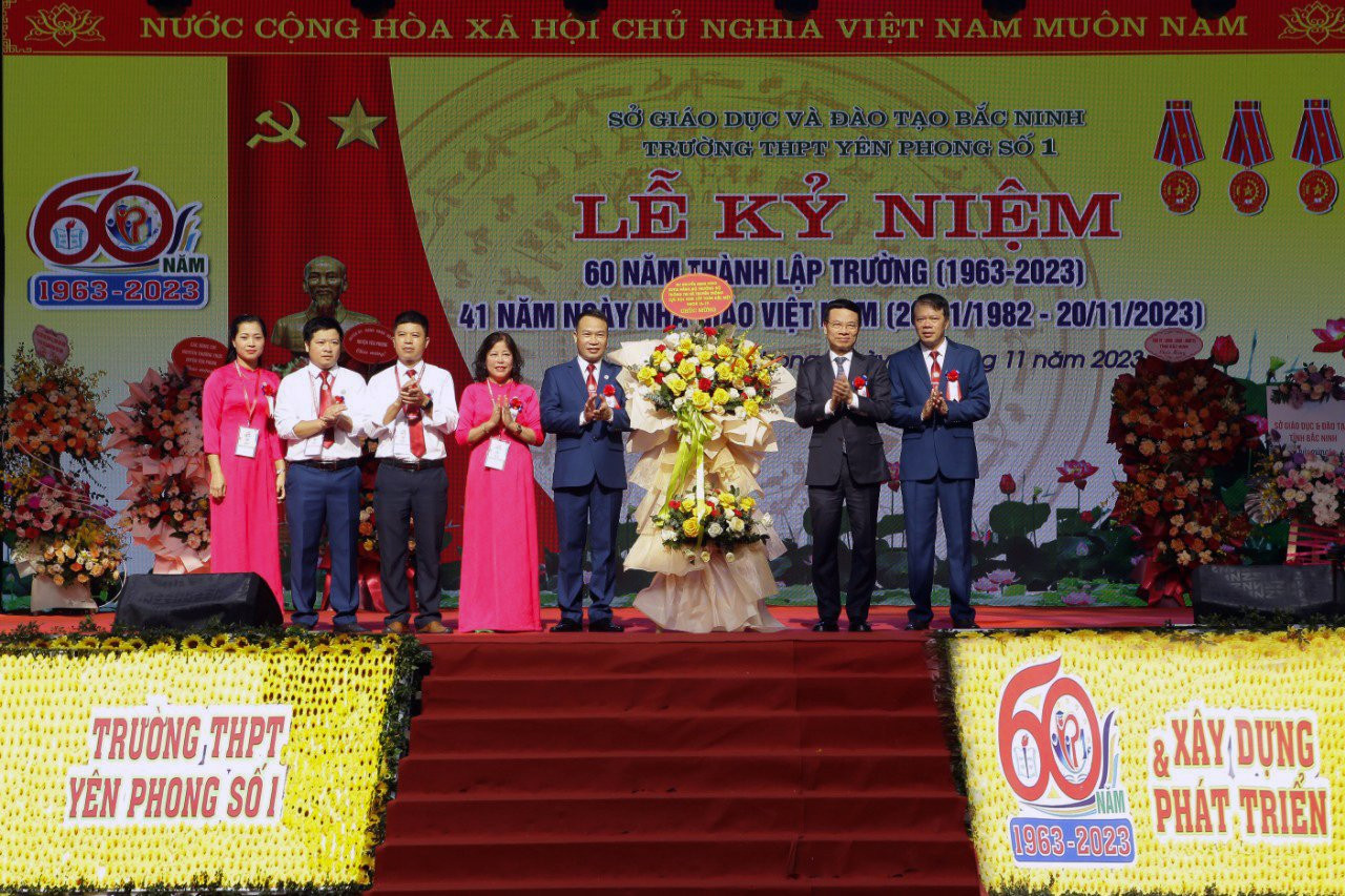 Bộ trưởng Bộ TT&TT Nguyễn Mạnh Hùng tham dự và có bài phát biểu tại Lễ kỷ niệm 60 năm Trường THPT Yên Phong số 1 (diễn ra ngày 12/11). Ảnh: Nhà trường cung cấp
