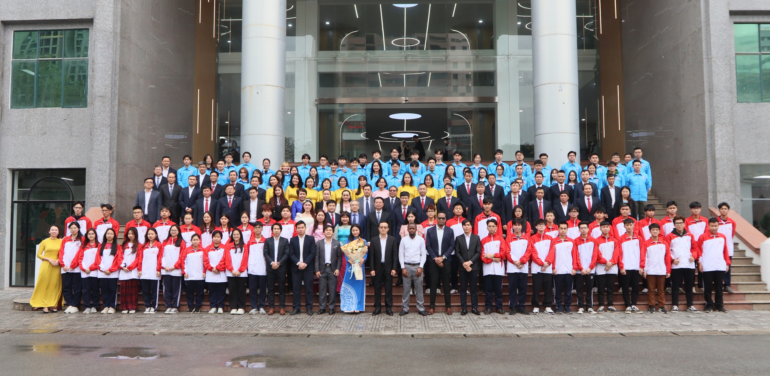 Bộ trưởng Nguyễn Mạnh Hùng chụp ảnh lưu niệm với Ban Giám hiệu, giảng viên, sinh viên Học viện