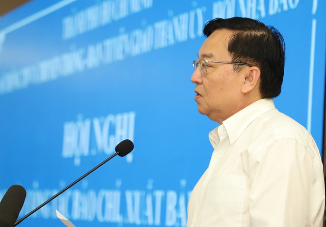Ông Lê Hồng Sơn, Phó Trưởng Ban Thường trực Ban Tuyên giáo Thành ủy, báo cáo tại Hội nghị - Ảnh: VGP/Vũ Phong