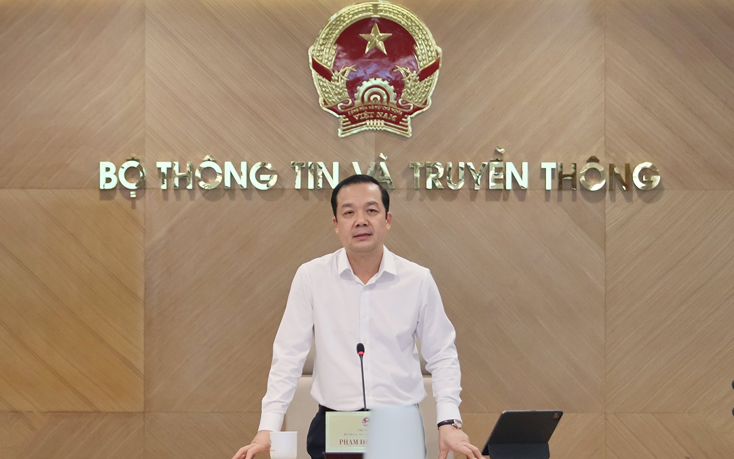 Thứ trưởng Bộ TT&TT Phạm Đức Long chủ trì hội nghị