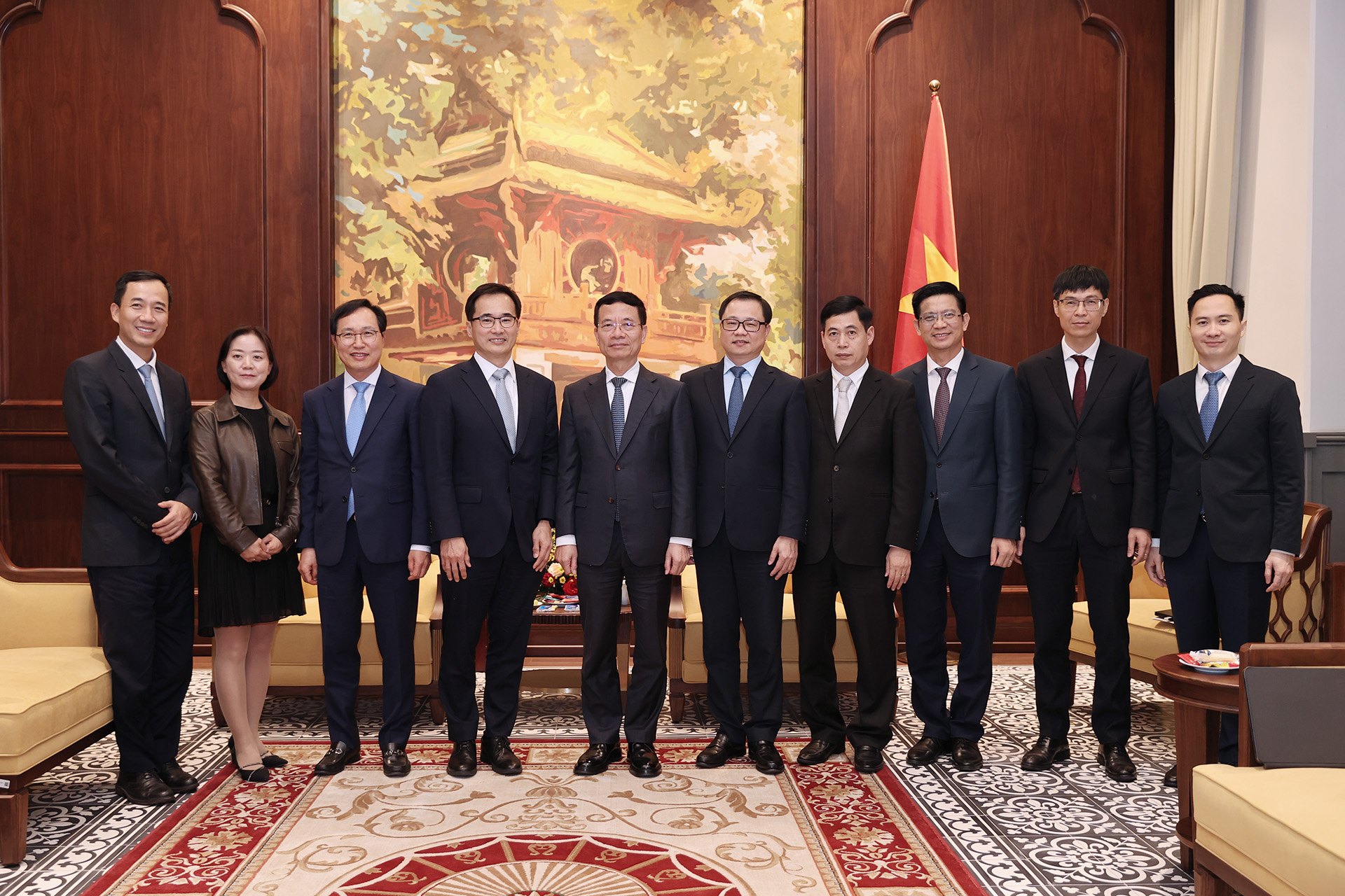 Bộ trưởng Nguyễn Mạnh Hùng chụp ảnh lưu niệm với Tổng Giám đốc Samsung Network và đoàn công tác