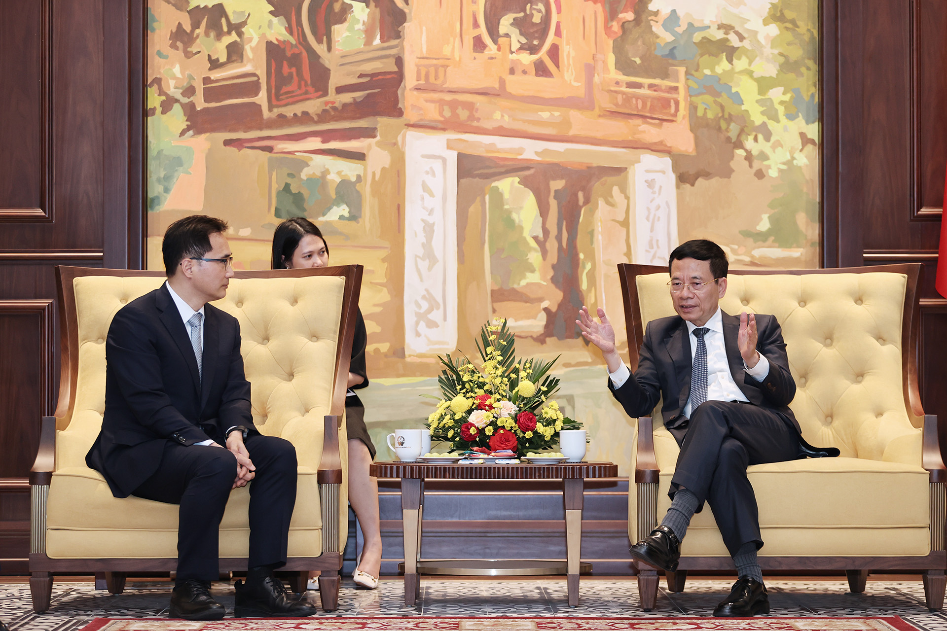 Bộ trưởng Nguyễn Mạnh Hùng đề nghị Samsung chia sẻ kinh nghiệm về các mô hình kinh doanh mới, về các ứng dụng (use cases) sử dụng 5G tại các quốc gia trên thế giới mà Samsung đang hoạt động kinh doanh