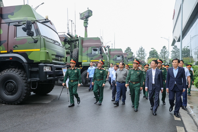 Bộ trưởng Nguyễn Mạnh Hùng tham gia Đoàn công tác của Thủ tướng Chính phủ làm việc với Tập đoàn Viettel- Ảnh 1.