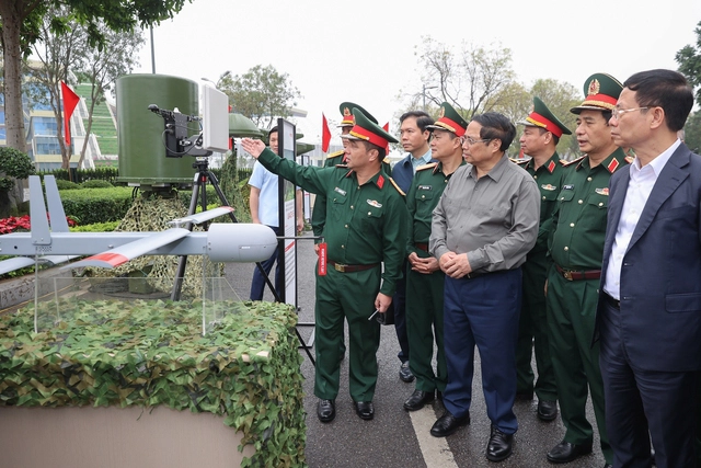 Bộ trưởng Nguyễn Mạnh Hùng tham gia Đoàn công tác của Thủ tướng Chính phủ làm việc với Tập đoàn Viettel- Ảnh 2.