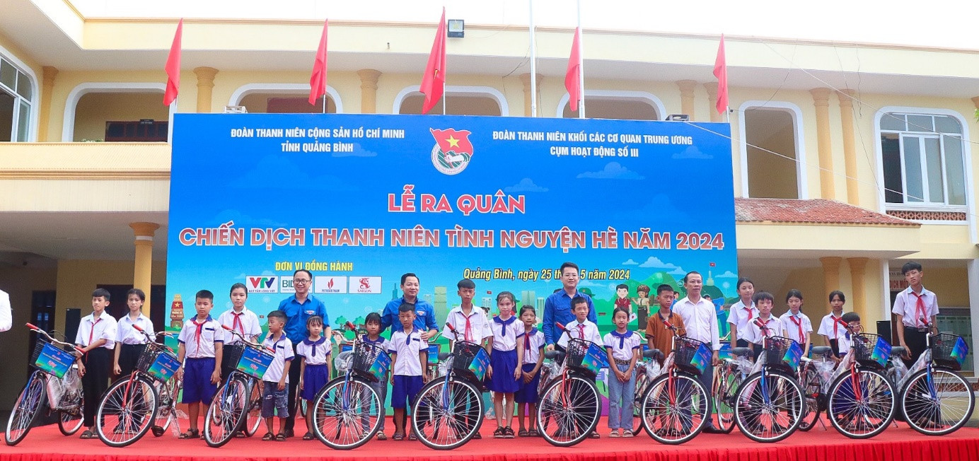 Đoàn Thanh niên Khối các cơ quan Trung ương, Bộ TT&TT trao tặng máy tính tại Quảng Bình- Ảnh 2.