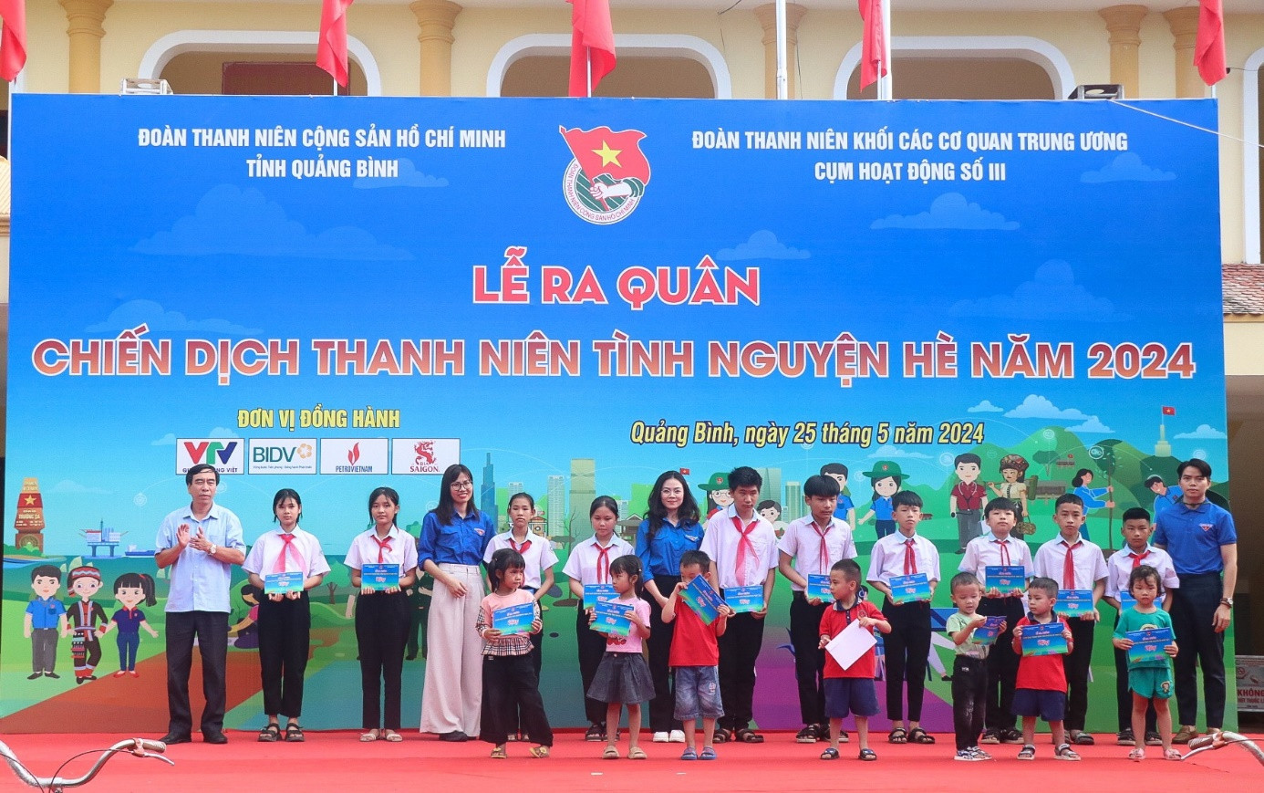 Đoàn Thanh niên Khối các cơ quan Trung ương, Bộ TT&TT trao tặng máy tính tại Quảng Bình- Ảnh 3.