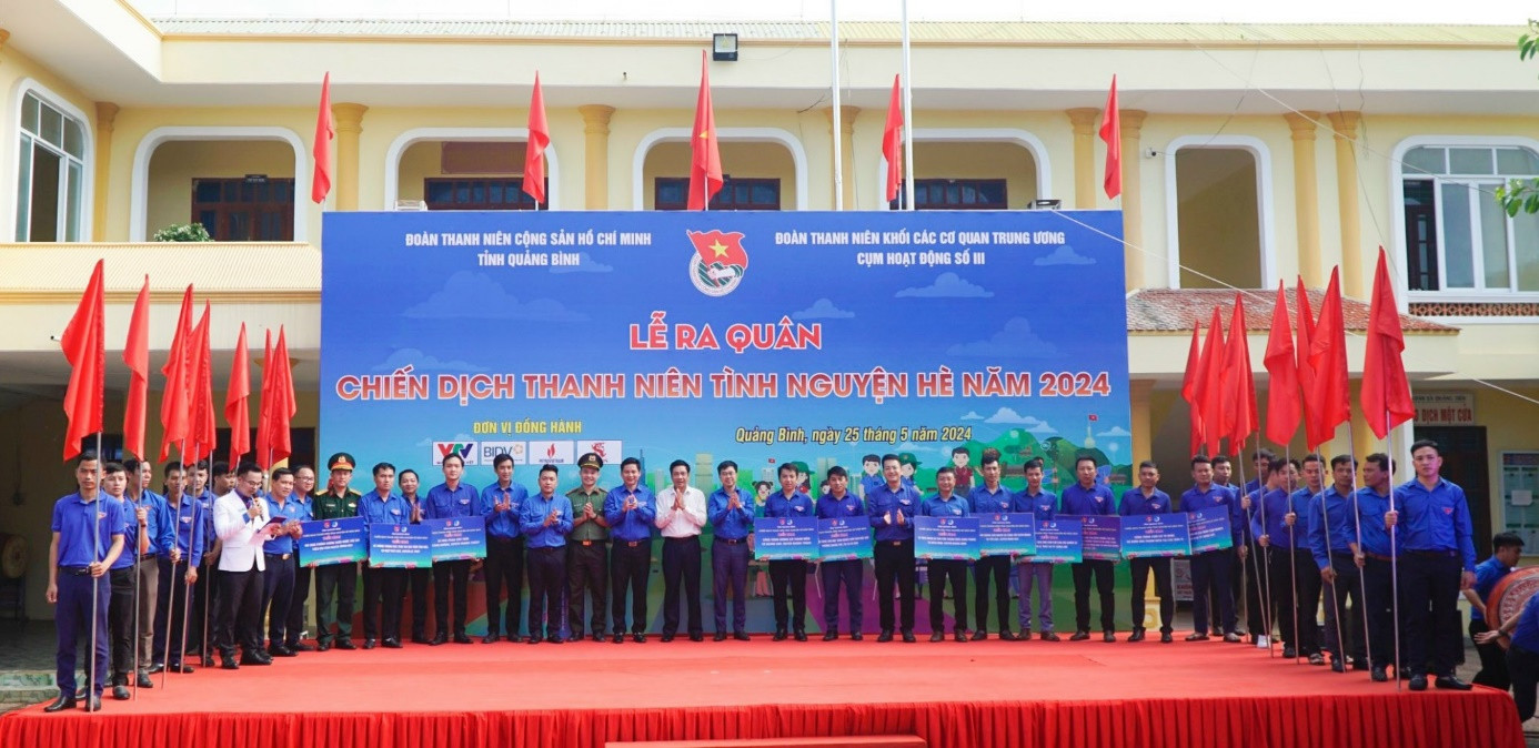 Đoàn Thanh niên Khối các cơ quan Trung ương, Bộ TT&TT trao tặng máy tính tại Quảng Bình- Ảnh 4.