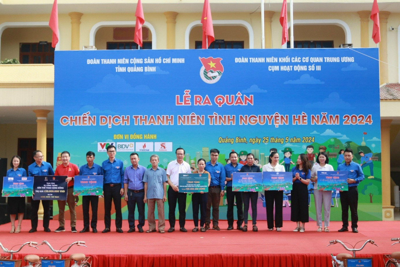 Đoàn Thanh niên Khối các cơ quan Trung ương, Bộ TT&TT trao tặng máy tính tại Quảng Bình- Ảnh 5.