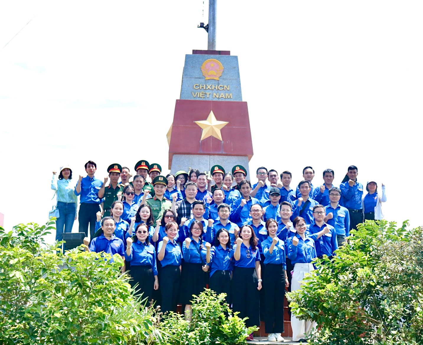 Đoàn Thanh niên Khối các cơ quan Trung ương, Bộ TT&TT trao tặng máy tính tại Quảng Bình- Ảnh 6.