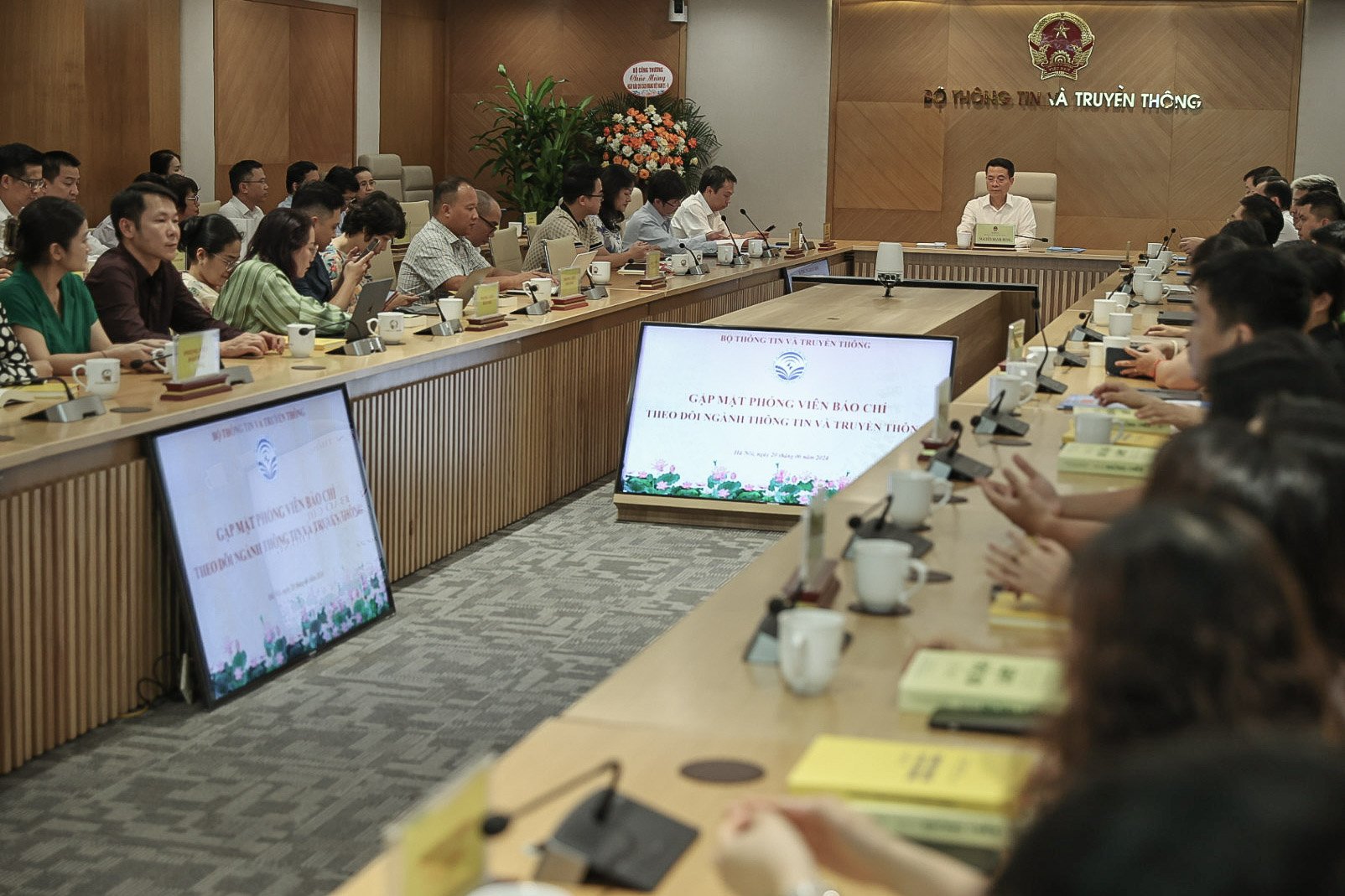 Gặp mặt phóng viên báo chí theo dõi ngành TT&TT- Ảnh 1. Gặp mặt phóng viên báo chí theo dõi ngành TT&TT- Ảnh 1.