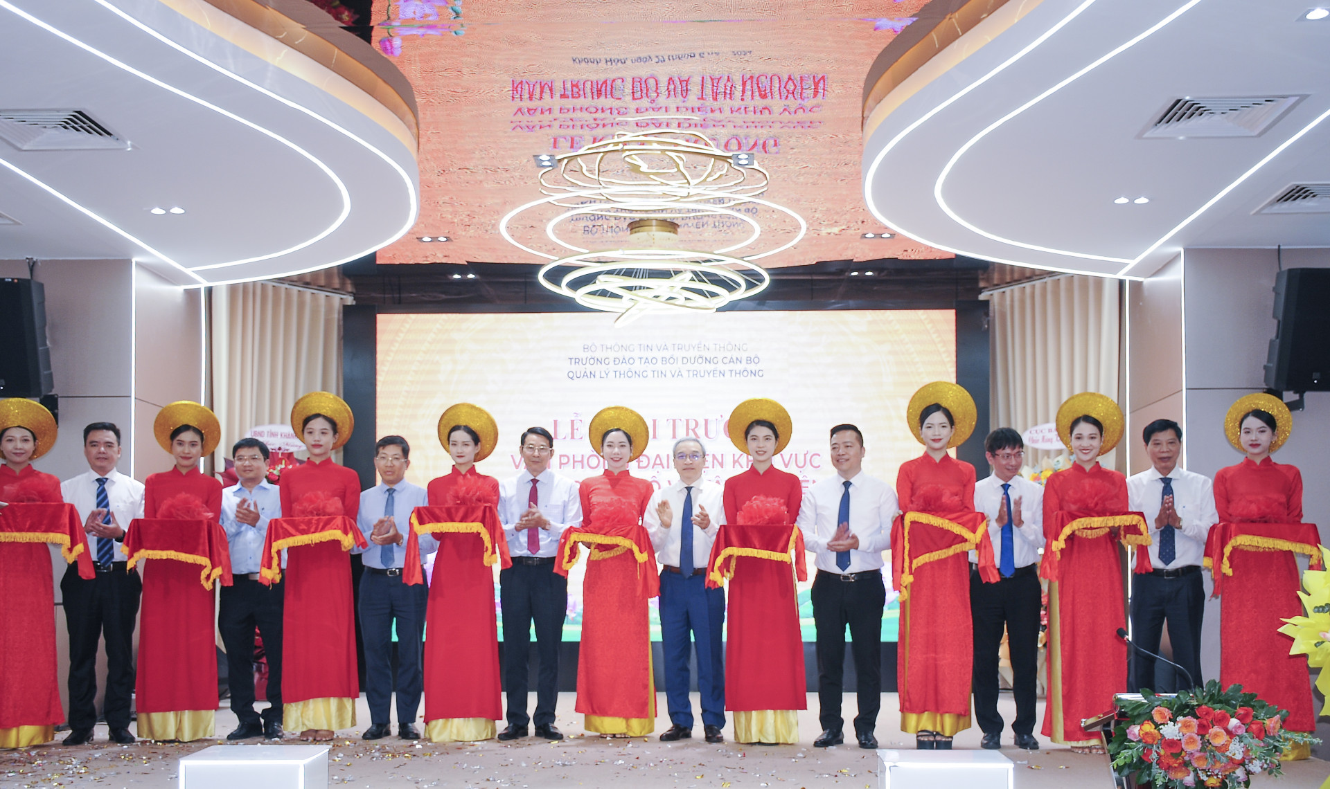 A equipe da Escola de Treinamento e Desenvolvimento de Gestão da Informação e Comunicação abriu um escritório de representação na cidade de Nha Trang - Foto 1. Trường Đào tạo, Bồi dưỡng cán bộ quản lý TT&TT khai trương Văn phòng đại diện tại TP. Nha Trang- Ảnh 1.