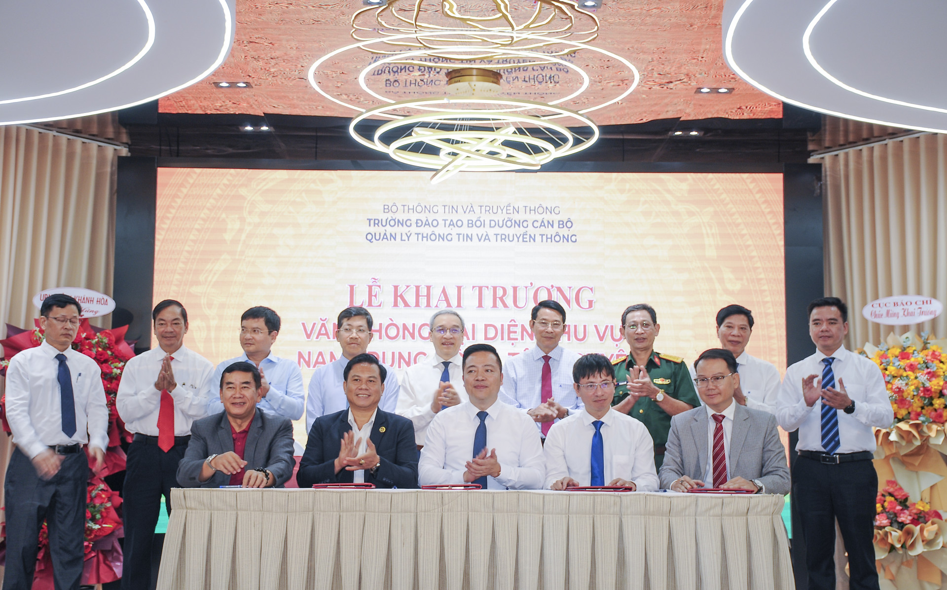 A equipe da Escola de Treinamento e Desenvolvimento de Gestão da Informação e Comunicação abriu um escritório de representação na cidade de Nha Trang - Foto 3. Trường Đào tạo, Bồi dưỡng cán bộ quản lý TT&TT khai trương Văn phòng đại diện tại TP. Nha Trang- Ảnh 3.