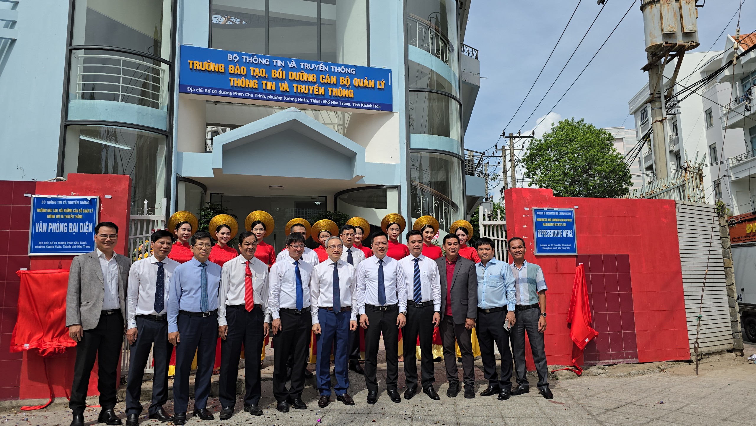 A equipe da Escola de Treinamento e Desenvolvimento de Gestão da Informação e Comunicação abriu um escritório de representação na cidade de Nha Trang - Foto 4. Trường Đào tạo, Bồi dưỡng cán bộ quản lý TT&TT khai trương Văn phòng đại diện tại TP. Nha Trang- Ảnh 4.