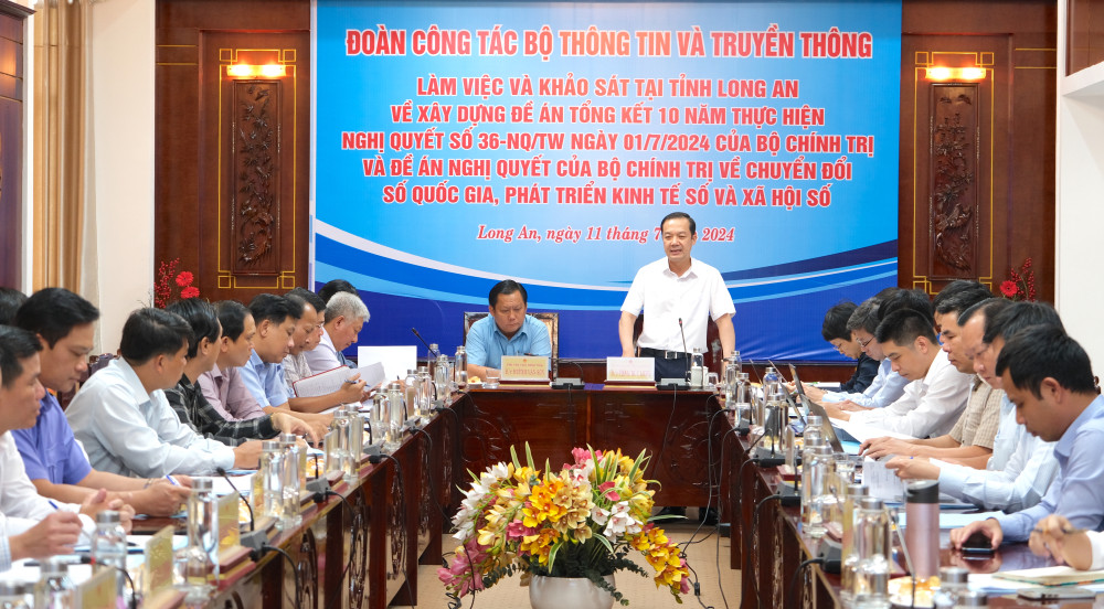 Thứ trưởng Bộ TT&TT Phạm Đức Long làm việc, khảo sát tại tỉnh Long An- Ảnh 1.