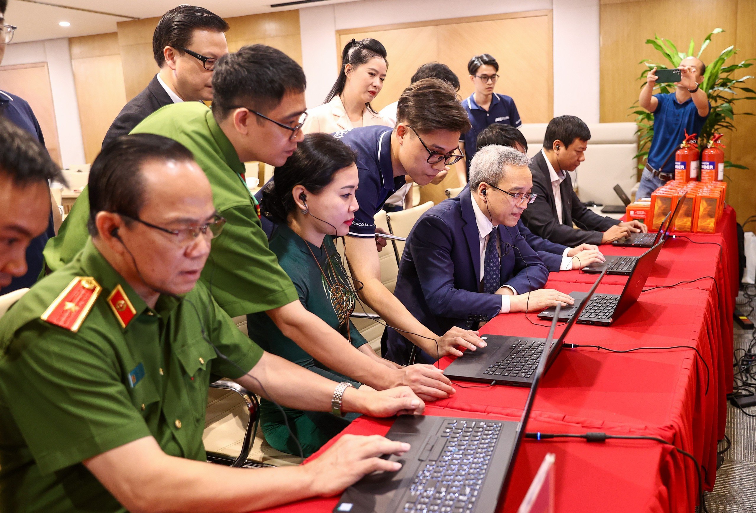Stärkung der Brandverhütung, Brandbekämpfung und Rettungsarbeit mithilfe der digitalen VTC-Plattform – Foto 5. Tăng cường công tác phòng cháy, chữa cháy cứu nạn cứu hộ bằng nền tảng số VTC- Ảnh 5.