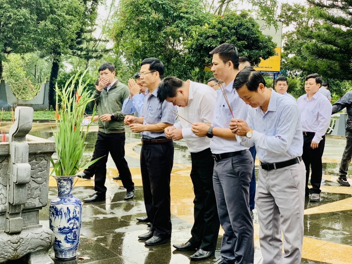 Sở TT&TT Đắk Lắk viếng các liệt sỹ Giao bưu – Thông tin liên lạc Tây Nguyên- Ảnh 3. Sở TT&TT Đắk Lắk viếng các liệt sỹ Giao bưu – Thông tin liên lạc Tây Nguyên- Ảnh 3.