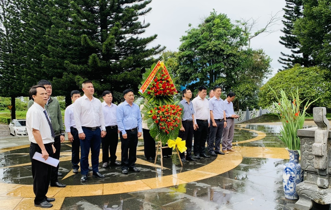 Sở TT&TT Đắk Lắk viếng các liệt sỹ Giao bưu – Thông tin liên lạc Tây Nguyên- Ảnh 4. Sở TT&TT Đắk Lắk viếng các liệt sỹ Giao bưu – Thông tin liên lạc Tây Nguyên- Ảnh 4.