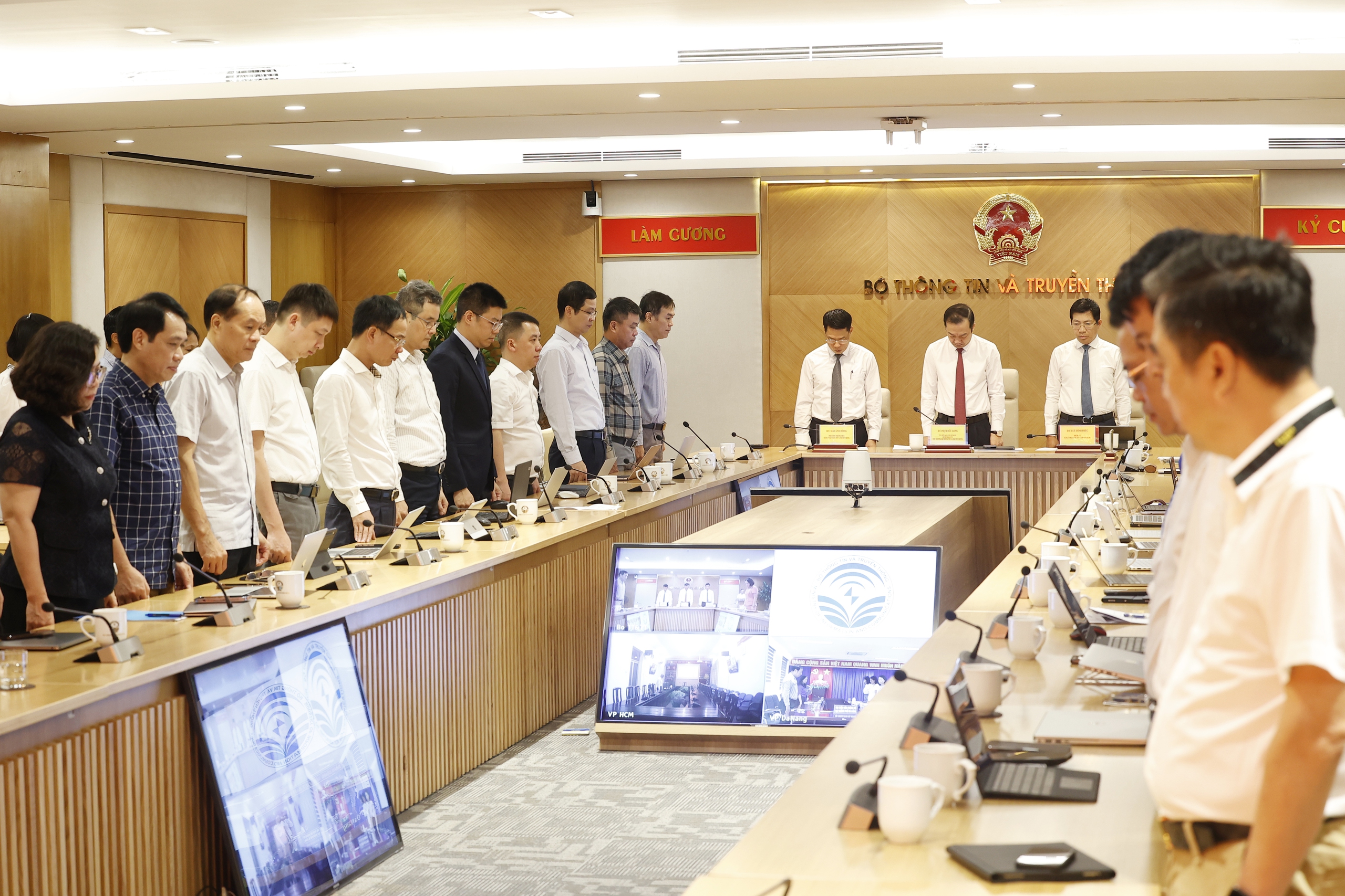 Komite Partai Kementerian Informasi dan Komunikasi meninjau pekerjaan 6 bulan pertama tahun 2024 - Foto 1. Đảng ủy Bộ Thông tin và Truyền thông sơ kết công tác 6 tháng đầu năm 2024- Ảnh 1.