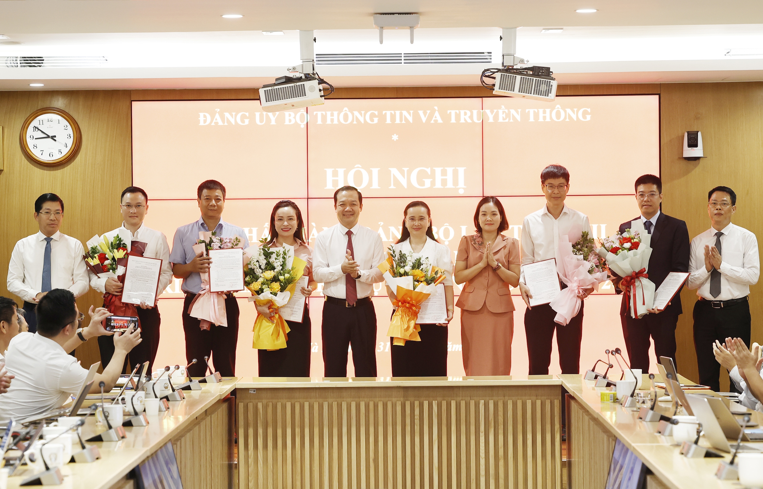 Komite Partai Kementerian Informasi dan Komunikasi meninjau pekerjaan 6 bulan pertama tahun 2024 - Foto 3. Đảng ủy Bộ Thông tin và Truyền thông sơ kết công tác 6 tháng đầu năm 2024- Ảnh 3.