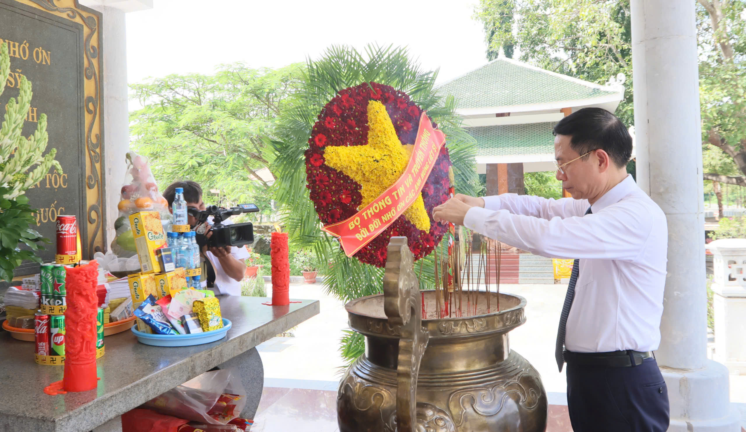 Mãi mãi khắc ghi công lao to lớn của các anh hùng, liệt sỹ- Ảnh 1.