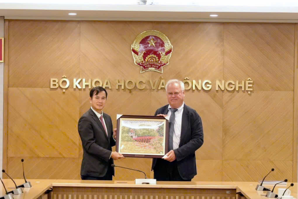 Thứ trưởng Bùi Thế Duy tiếp Chủ tịch tập đoàn Kaspersky, thúc đẩy hợp tác trong an ninh mạng, nghiên cứu và chuyển đổi số - Ảnh 4.