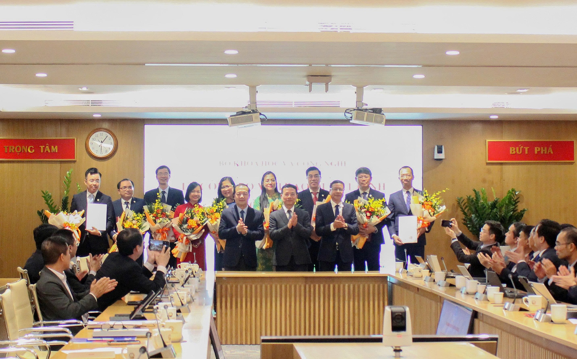 Bộ KH&CN công bố và trao quyết định bổ nhiệm, điều động cán bộ- Ảnh 1.