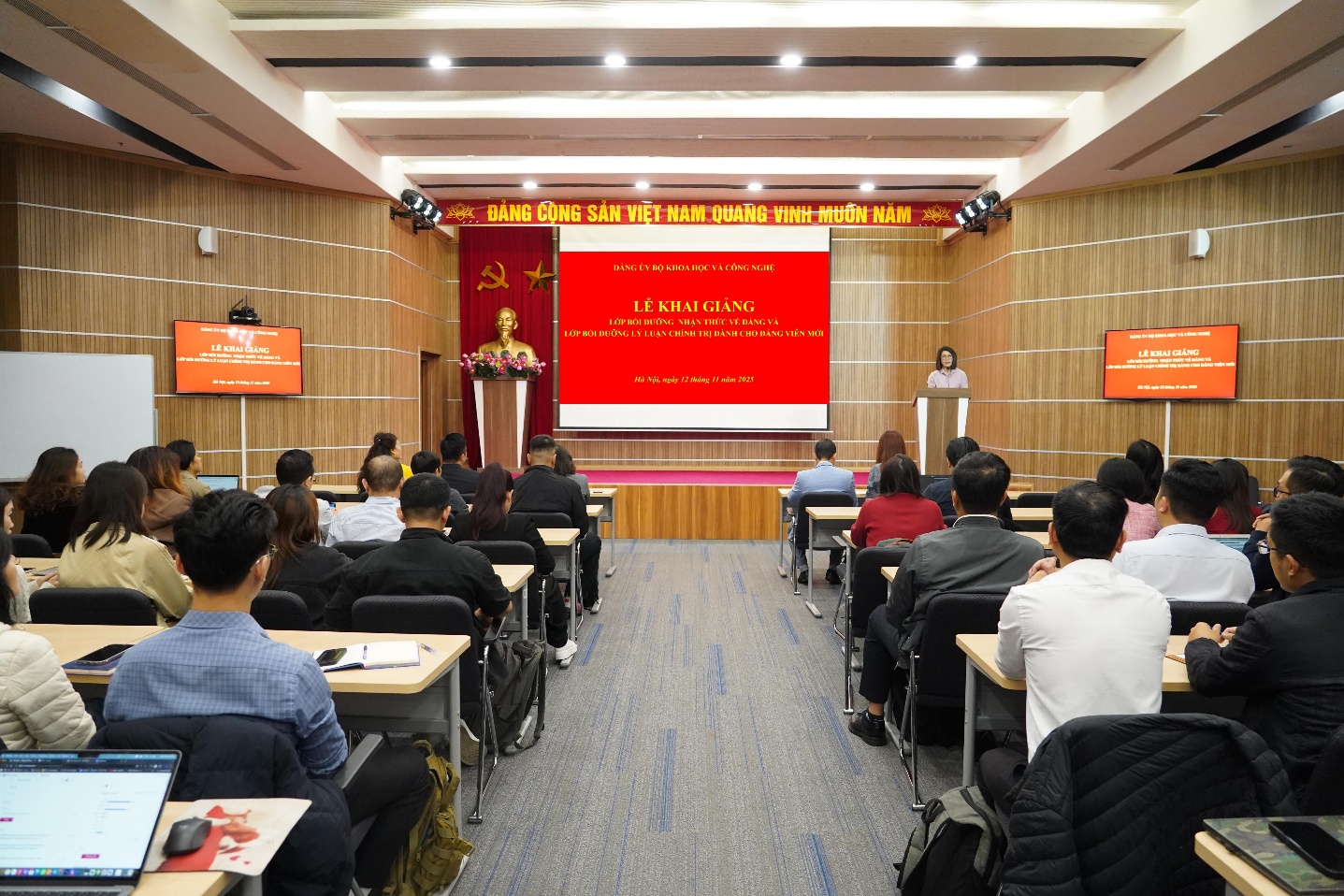 Khai giảng Lớp bồi dưỡng nhận thức về Đảng và lý luận chính trị dành cho đảng viên mới năm 2025 - Ảnh 1.