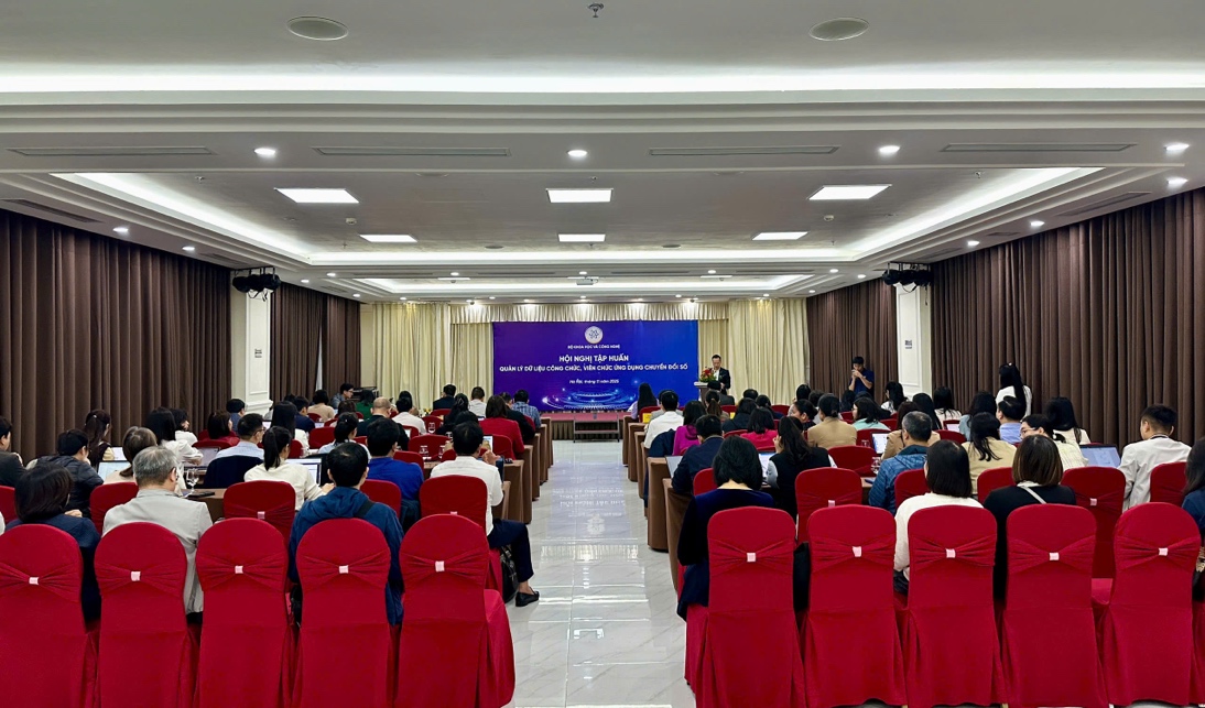 Nâng cao năng lực quản lý dữ liệu công chức, viên chức trong thời kỳ chuyển đổi số- Ảnh 5. Nâng cao năng lực quản lý dữ liệu công chức, viên chức trong thời kỳ chuyển đổi số- Ảnh 5.