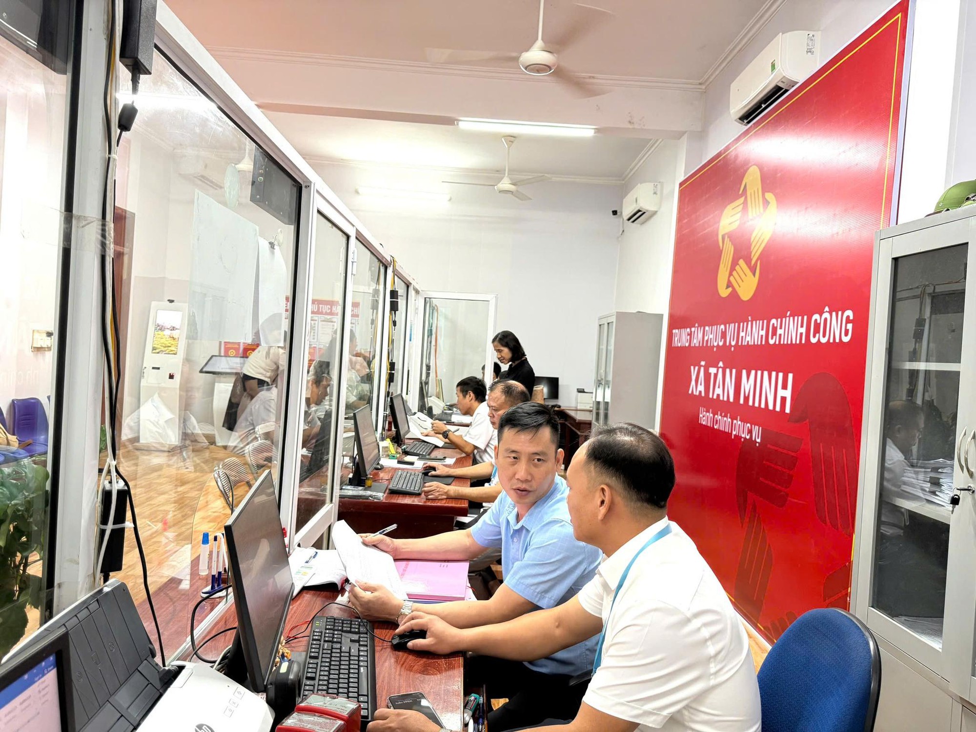 Hải Phòng đẩy mạnh thủ tục hành chính phi địa giới- Ảnh 2. Hải Phòng đẩy mạnh thủ tục hành chính phi địa giới- Ảnh 2.