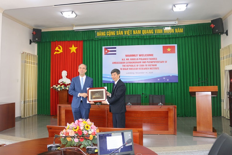 Đại sứ đặc mệnh toàn quyền Cộng hòa Cuba tại Việt Nam tới thăm và làm việc tại Viện Nghiên cứu hạt nhân- Ảnh 3. Đại sứ đặc mệnh toàn quyền Cộng hòa Cuba tại Việt Nam tới thăm và làm việc tại Viện Nghiên cứu hạt nhân- Ảnh 3.