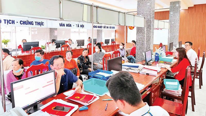 Ca Mau: Afdrukken van het lokale bestuursmodel met twee niveaus - Een stap in de goede richting op het gebied van bestuurlijke hervorming - Foto 1. Cà Mau: Dấu ấn từ mô hình chính quyền địa phương hai cấp – Bước đi đúng hướng trong cải cách hành chính- Ảnh 1.