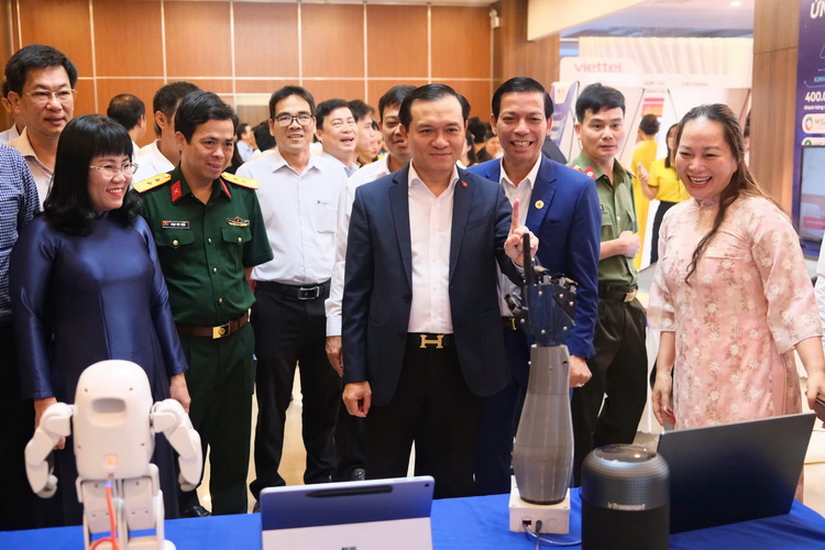 ดั๊กลัก พัฒนาเทคโนโลยีดิจิทัล สร้างอนาคต - ภาพที่ 1 Đắk Lắk phát triển công nghệ số, kiến tạo tương lai- Ảnh 1.