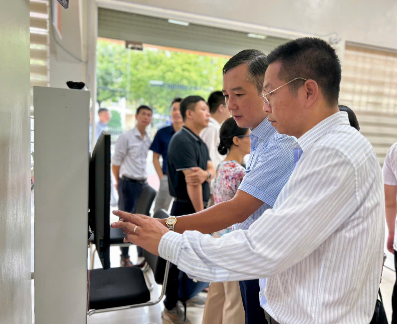 Vận hành chính quyền địa phương hai cấp: Gỡ điểm nghẽn, thúc đẩy chuyển đổi số ở cơ sở- Ảnh 1.