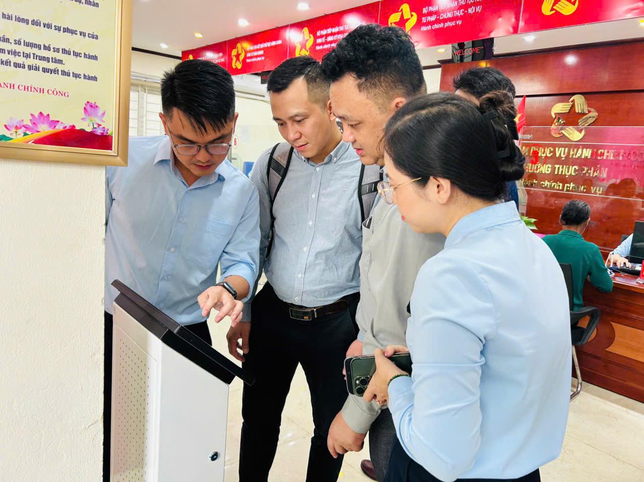 Chuyển đổi số từ cơ sở: Cao Bằng đưa dịch vụ công đến gần người dân- Ảnh 1. Chuyển đổi số từ cơ sở: Cao Bằng đưa dịch vụ công đến gần người dân- Ảnh 1.